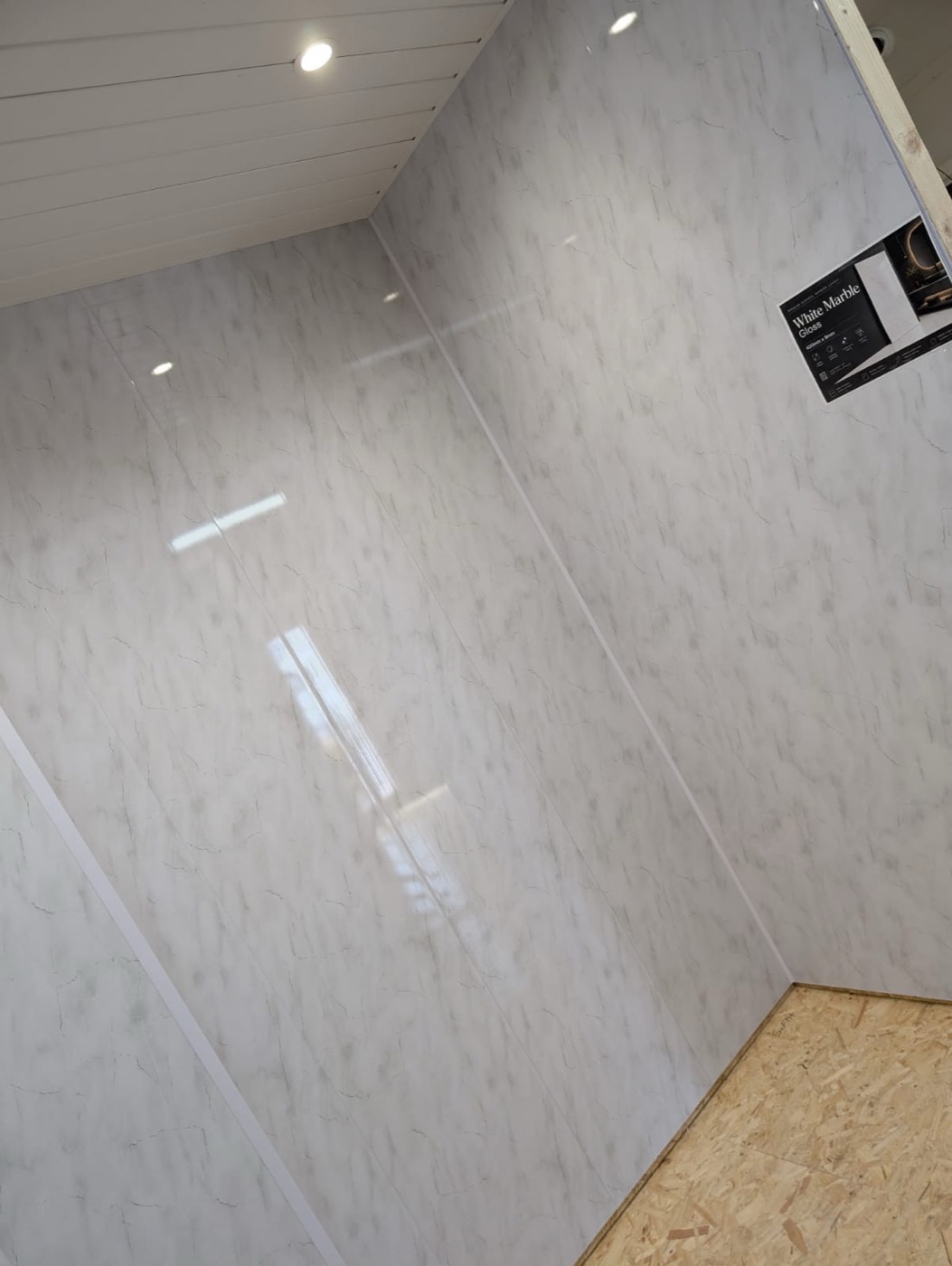 White marble gloss wall panels with white ceiling panels